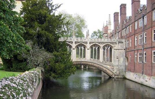 叹息桥（英国剑桥大学圣约翰学院内的景观桥）