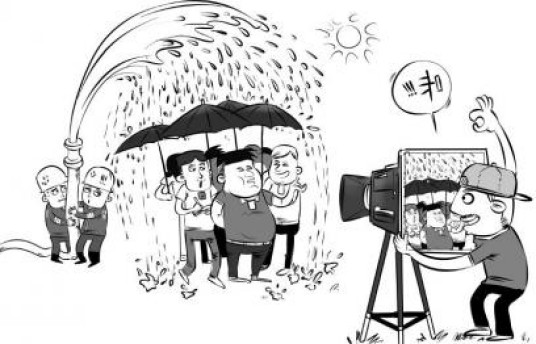 冒雨视察照