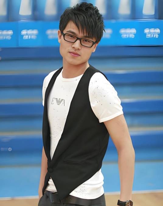 何锦荣（中国男歌手）