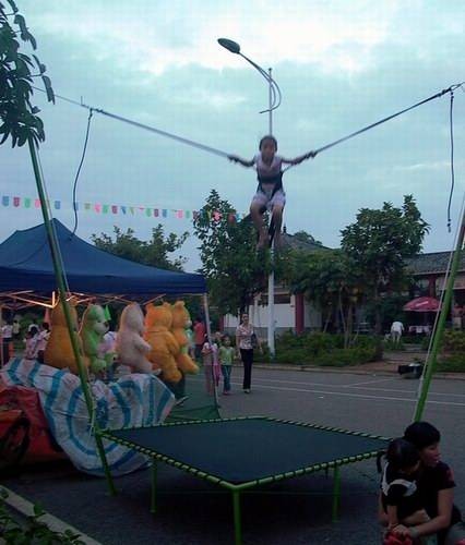 蹦极跳床