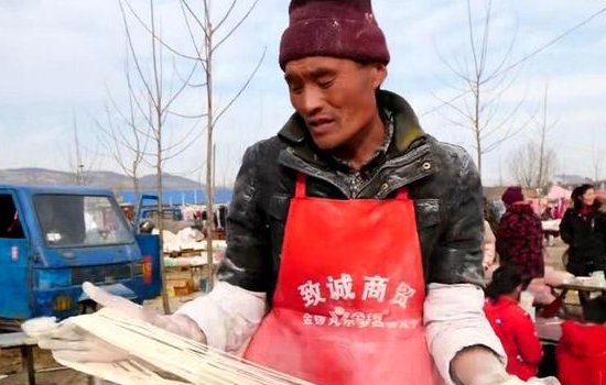 拉面哥妻子在面摊因低血糖晕倒，你怎样看待这种普通人爆火的现象？