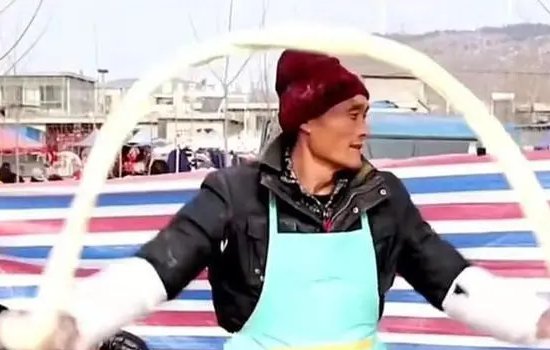 拉面哥妻子在面摊因低血糖晕倒，你怎样看待这种普通人爆火的现象？
