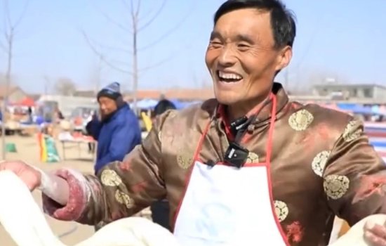 拉面哥妻子在面摊因低血糖晕倒，你怎样看待这种普通人爆火的现象？