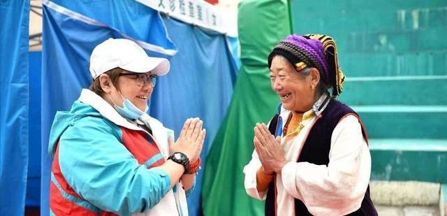 韩红热衷慈善,却遭不法分子冒充,韩红发声明的背后藏着多少心酸?