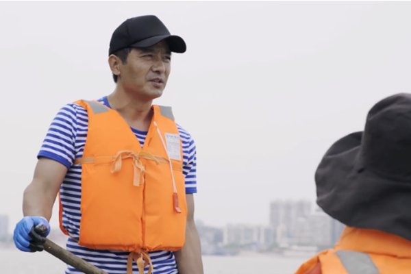 夫妻为捡垃圾卖掉唯一住房,这样的行为值得提倡吗?