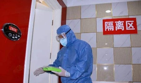 美国女子在飞机的厕所中隔离3小时，该女子的现状如何？