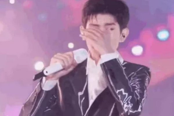 王源被舞台烟花溅到眼睛了吗?