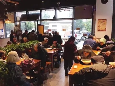 上海一阿姨吃面吃到自己继承面馆当老板,你知道哪些关于这位阿姨的故事?