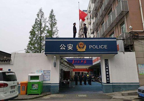 四川一女子接孩子放学路上捡到大猪腿，可以将其占为己有吗？