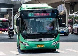 郑州一公交撞翻外卖员逃逸,司机已停职,当时发生了什么?