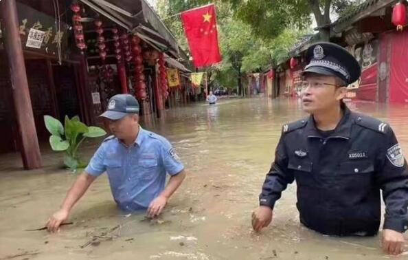 洪峰过境,四川阆中古城部分街道被淹,当地居民该注意哪些安全问题?