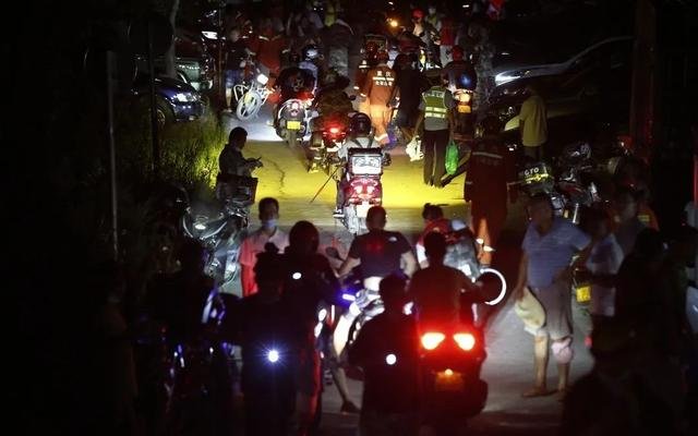 重庆救火摩托车队身影再现震区，这一次，他们带来了哪些帮助？