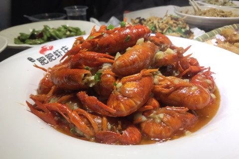 武汉一知名虾店被曝用黑油死虾,此店后厨的卫生情况怎么样?