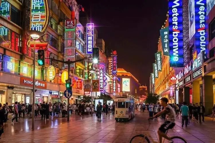 上海商圈人潮回归了，网友的报复性消费来了吗？