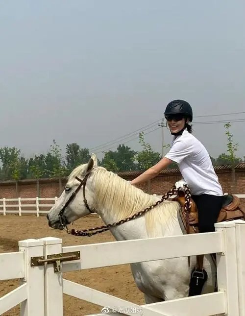 谷爱凌微博晒骑马照，她的身材怎么样？