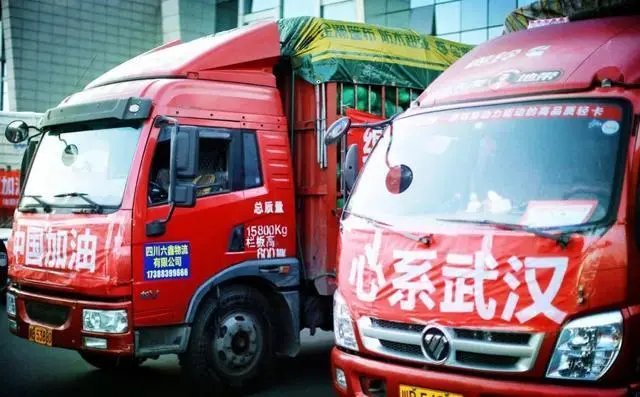 上海牌照的货车司机在车上吃住27天,疫情下的卡车司机有多难?
