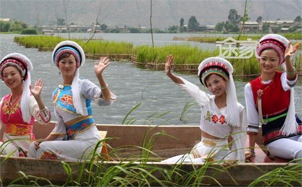 宣传画中白族姑娘衣着不当,施怀基是怎么吐槽的?