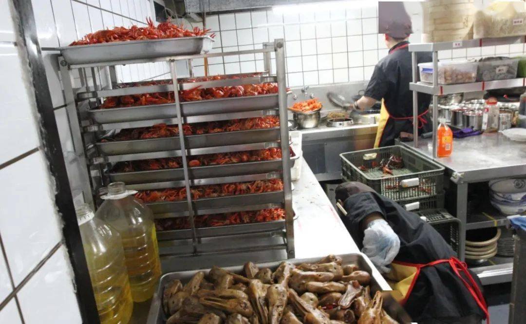 武汉一知名虾店被曝用黑油死虾,此店后厨的卫生情况怎么样?