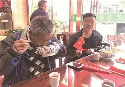 上海一阿姨吃面吃到自己继承面馆当老板,你知道哪些关于这位阿姨的故事?