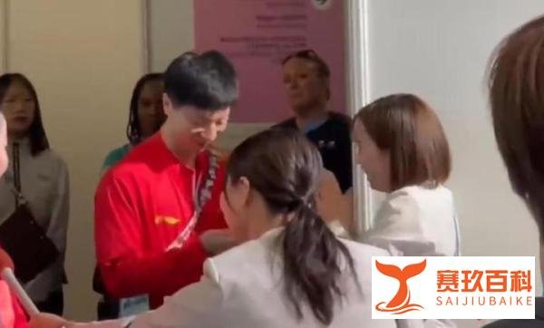 石川佳纯终于圆梦！女乒决赛后遇马龙，互送奥运pin马龙展笑容