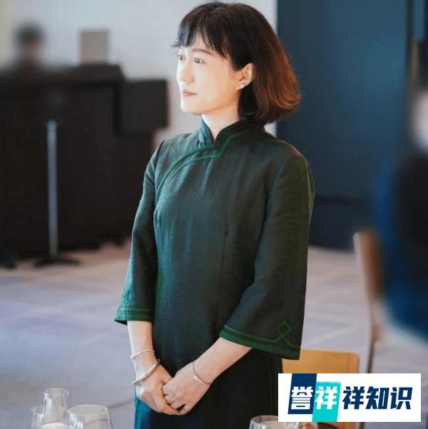 杨振宁妻子翁帆现身日本上流聚会，手戴3个银镯，笑靥如花酒窝甜