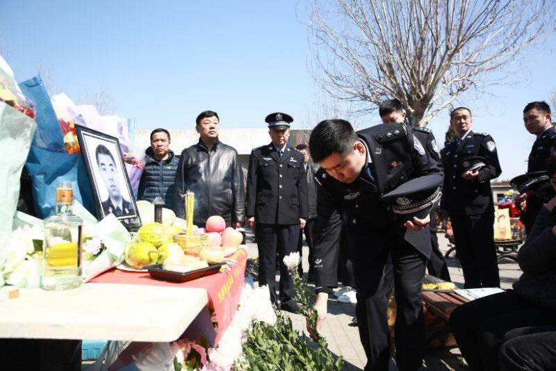 悲痛!37岁云南辅警处理交通事故时牺牲,他究竟是如何牺牲的?