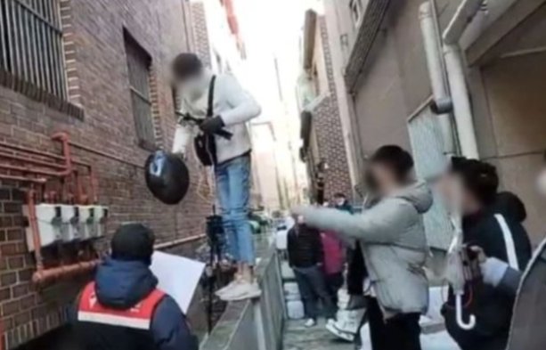 赵斗淳住所前上百抗议者彻夜高喊？