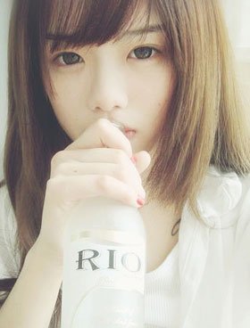 跪求同个女生的小清新女生头像 顺便问这个女生名字叫什么~我要原图不带文字的
