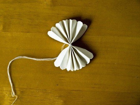 怎么制作到烈士陵园用的小白花??(急)