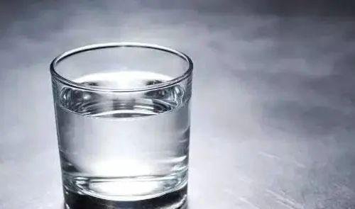 女生喝热水缓解胃痛半年后查出胃癌，喝热水与胃癌有关？