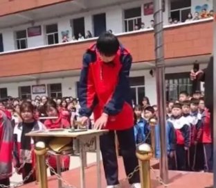 河南一学校组织学生集体砸手机,你是怎么看待学校这种行为的?