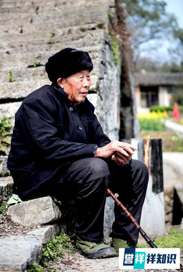 27岁儿媳妇与公公传绯闻晚上睡一个被窝，内裤都是老公公帮忙洗