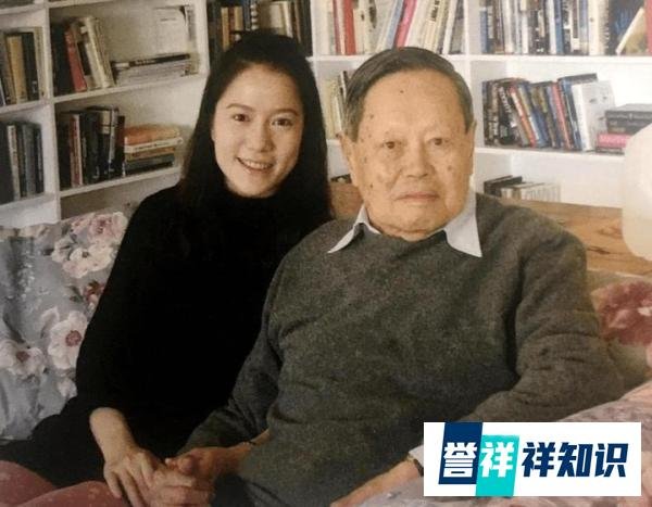 杨振宁妻子翁帆现身日本上流聚会，手戴3个银镯，笑靥如花酒窝甜