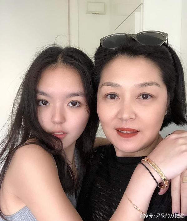 李咏女儿晒美国高校录取通知书,与章泽天成为校友,李咏老师感到欣慰了吗?