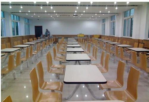 河南一高校学生反映饭菜难吃,被学校怼“没良心”,学校这么说合适吗?