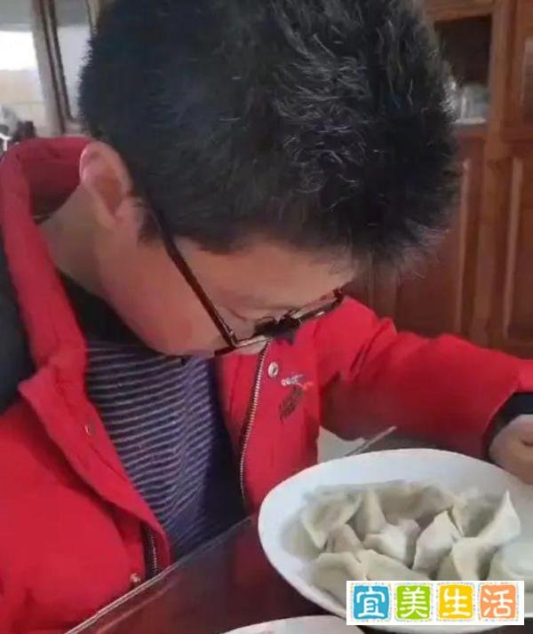 妈妈去世8个月，留下1盘饺子，12岁男孩一口没吃回了房间