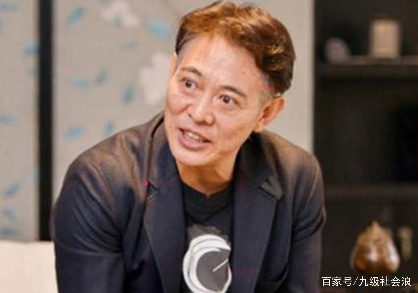 李连杰捐赠百亿，只求改回中国国籍，成龙的7个字让他落泪，他说了什么？