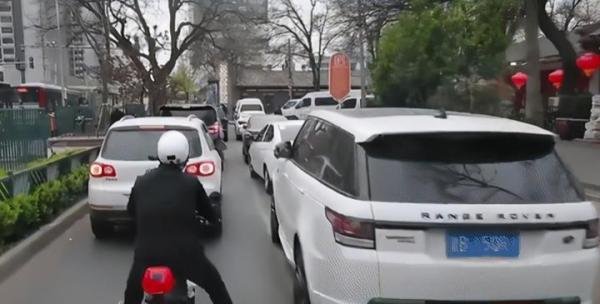 副处长变身外卖小哥 累瘫街头