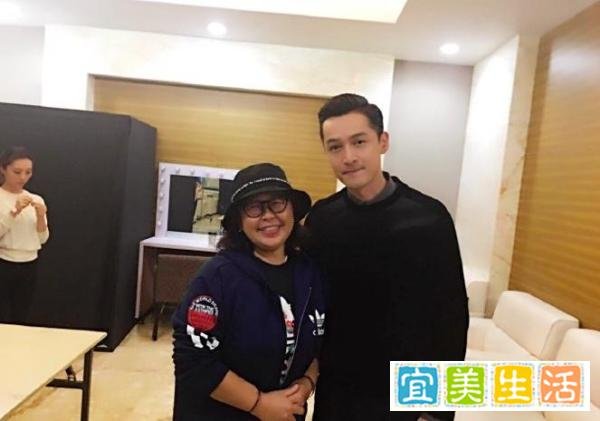 杜海涛妈妈晒谢娜合影,热情贴脸,曾合影胡歌潘粤明,堪称追星族