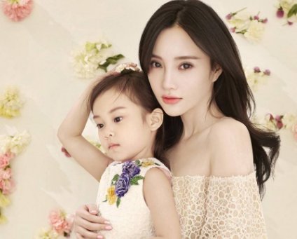 李小璐晒女儿练舞蹲马步，甜馨忍痛坚持惹人疼，她对孩子是如何教育的？