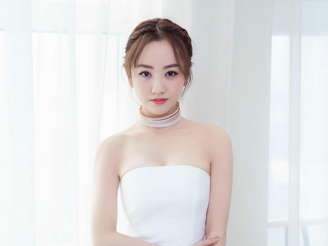 杨蓉的男朋友也是圈外人吗?