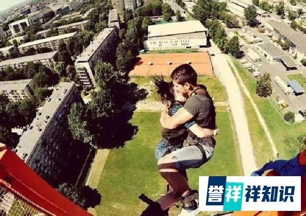 情侣相约蹦极，感受身处高空极致浪漫