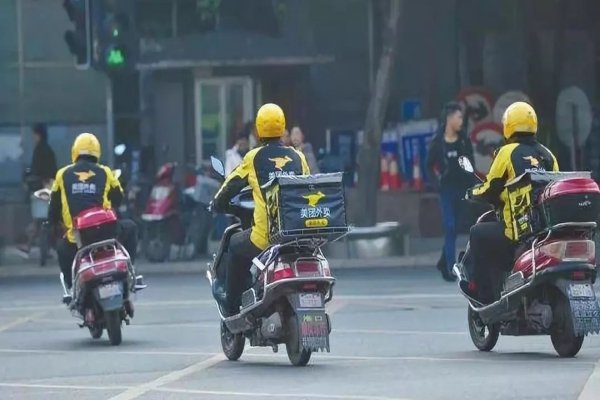 白岩松对于外卖员送餐50分钟违规6次的看法是什么？