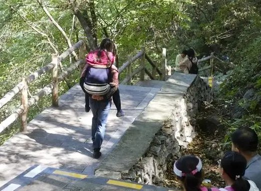 西安男子爬山爬一半,发现景点在对面山头,内心是怎样的感受?