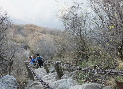 西安男子爬山爬一半，发现景点在对面山头，内心是怎样的感受？