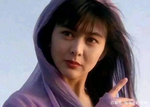 关之琳与光头胖大叔甜蜜爬山,这是有新恋情吗?