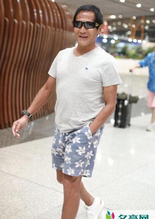 60岁齐秦近照略微发福 全程面带微笑状态超好