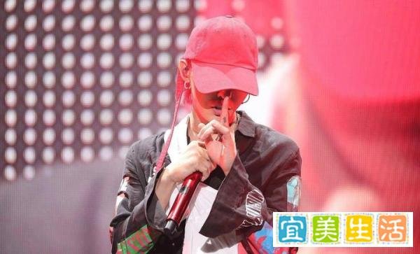 权志龙时隔7个月晒照！秀旧照引情怀热议，却难逃“韩式发福”？