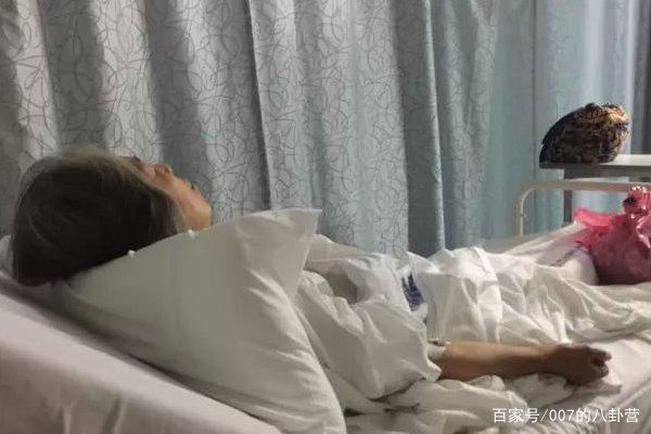 11岁男孩跪守的单亲妈妈去世,父亲拒接电话,他该怎么办?