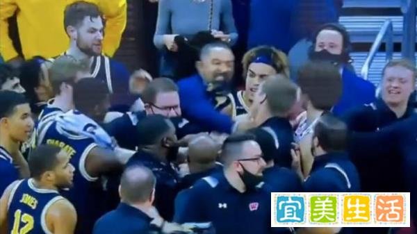 ??NCAA爆发大规模冲突 ??朱万-霍华德冲对手助教面门来了一拳